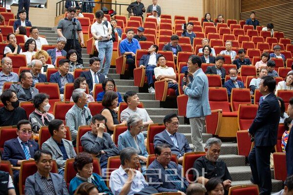 14일 울주군청 1층 알프스홀에서 열린 '새로운 울산, 시민과의 대화'에서 김상욱 울산시장 당선인이 시민의 건의사항에 답변하고 있다./사진-투어코리아 김교환 기자