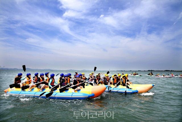 시화호에서 시민들이 바나나보트 체험을 하고 있다./사진=시흥시