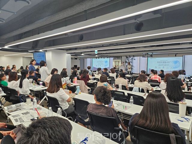 KMI 한국의학연구소 홍현아 본부장이 13일 진행된 역량강화 교육에서 수강생과 질의응답을 하고 있다./사진=서울관광재단