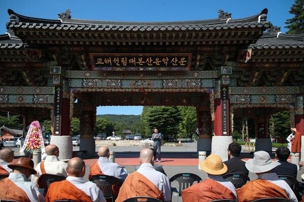 ▲&nbsp;최현덕 남양주시장 당선인이 12일 봉선사 현판식에서 인사말을 하고 있다. / 민선9기 남양주시 시장직 인수위원회 제공