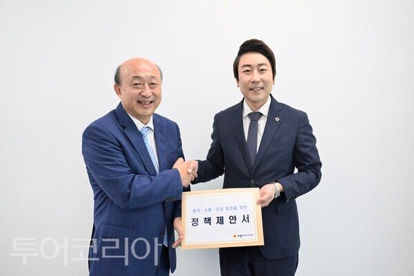 ▲왼쪽부터 김영 제5대 세종시장직 인수위원회 위원장, 임채성 세종시의회 의장. /사진-세종시의회