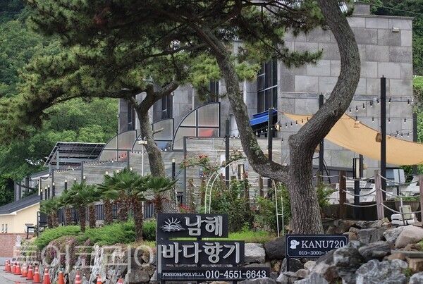 경남 남해군 삼동면의 남해바다향기펜션 전경. 2026.06.17. / 투어코리아뉴스 이창호 기자