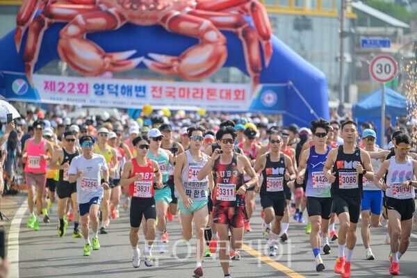 제22회 영덕해변 전국 마라톤대회가 지난 14일 영덕 블루로드에서 열렸다./사진-영덕군&nbsp;