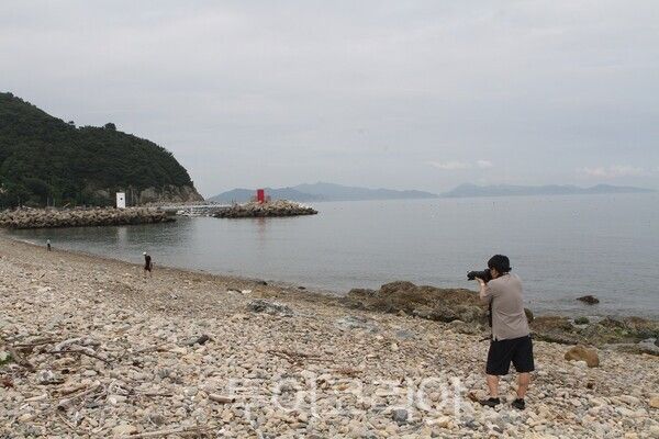 경남 남해군 삼동면의 몽돌해변 전경.&nbsp;2026.06.17. / 투어코리아뉴스 이창호 기자