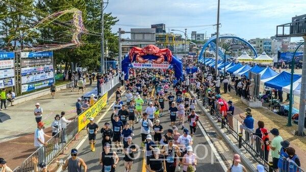 제22회 영덕해변 전국 마라톤대회가 지난 14일 영덕 블루로드에서 열렸다./사진-영덕군&nbsp;