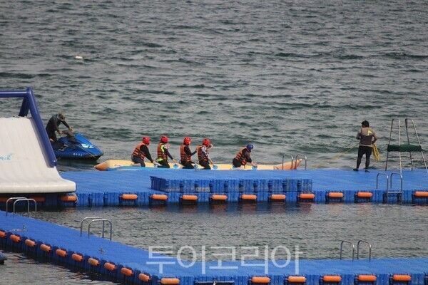 남해바다향기펜션 인근에 설치된 수상 레저시설을 체험하는 관광객들