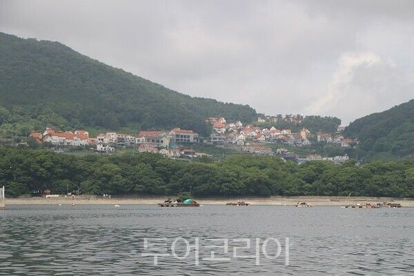 레저보트를 타고 바다에서 바라본 남해 독일마을 전경