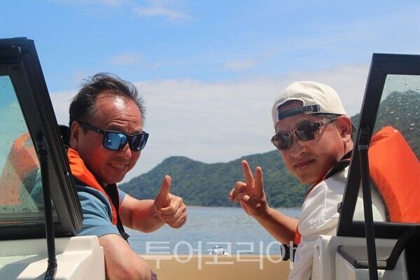 레저요트 체험하는 관광객들