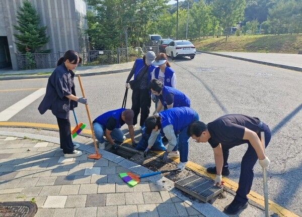 ▲&nbsp;의정부시 관계자들이 15일 집중강우 중점관리구역 내 빗물받이를 청소하고 있다. / 의정부시 제공