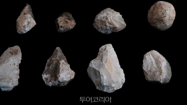 고대 동굴에서 발견된 선사시대 손도끼/사진 제공-에밀 알라젬, IAA