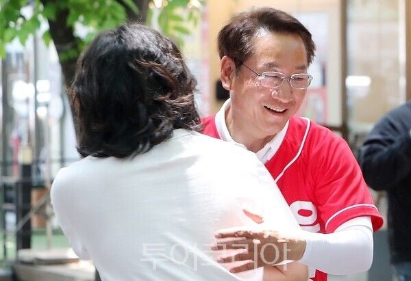 유정복 인천시장 후보가 2일 남동구 구월동 유세 현장에서 시민과 포옹하며 인사를 나누고 있다.