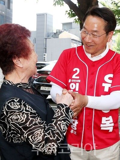 유정복 인천시장 후보가 2일 남동구 구월동 유세 현장에서 한 어르신과 손을 맞잡고 인사를 나누고 있다.