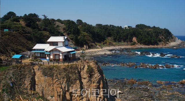 죽변등대가 있는 죽변곶의 대나무 숲 옆에는 ㄱ자 모양의 기와집이 있는데, 2003년 SBS에서 제작한 드라마 「폭풍속으로」의 촬영지로 활용되면서 관광객들이 찾는 장소가 되었다.