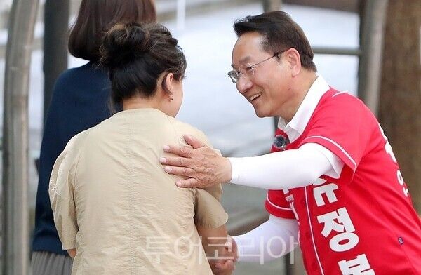 유정복 인천시장 후보가 2일 남동구 구월동 유세 현장에서 시민과 손을 맞잡고 대화를 나누며 인사하고 있다.