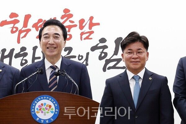 ▲박수현(왼쪽) 충청남도지사 당선인이 지난 8일 충남도청에서 열린 기자회견을 통해 김민수 비서실장 내정자를 직접 소개하고 있다. /사진-류석만 기자
