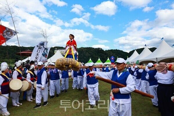평해단오제의 대표 콘텐츠인 월송큰줄당기기./사진-울진군