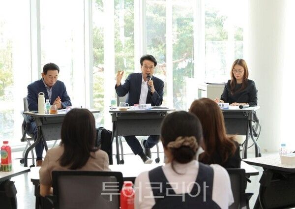 안민석 당선인이 포천에서 ‘경기교육대전환 경청투어’를 진행하고 있다/투어코리아뉴스 정명달 기자