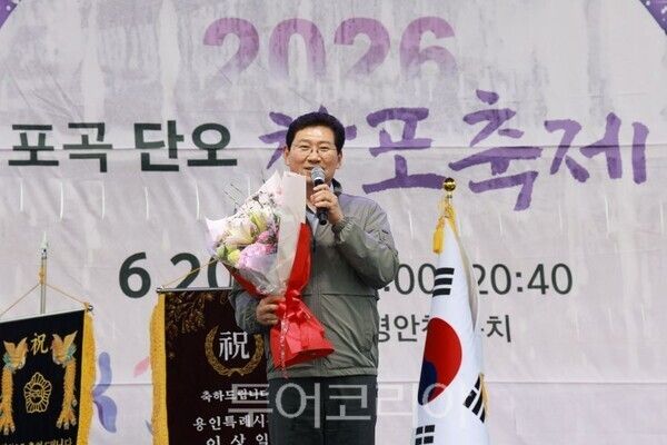 시민에게 재선 축하 꽃 다발을 받은 이상일 시장/투어코리아뉴스 정명달 기자