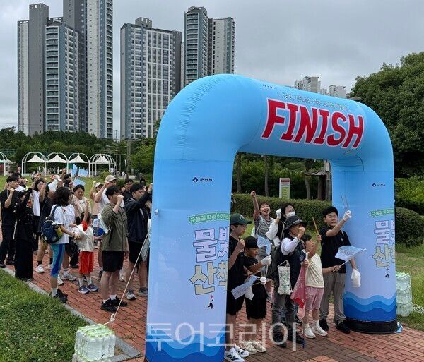 20일 군산시의 대표 관광지중 한곳인 은파호수공원 구불길(구불5길) 걷기 행사 참가자들의 출발전 모습/사진=군산시