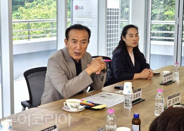 ▲김홍열(왼쪽) 청양군수 당선인이 22일 여성단체협의회와 간담회를 갖고 여성의 사회 참여 확대와 권익 증진, 지역 발전 방안에 대한 다양한 의견을 나누고 있다. /사진-준비위