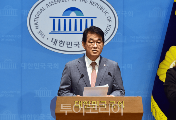 국민의힘 배준영 의원이 25일 국회 소통관에서 기자회견을 열고 있다.