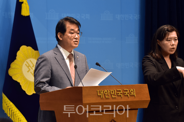 국민의힘 배준영 의원이 25일 국회 소통관에서 기자회견을 열고 있다.