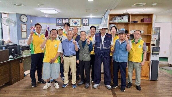 신천지자원봉사단 부산서부지부가 지난 23일 대한민국월남전참전자회 사하구지회를 방문한 가운데 보훈회원들과 기념촬영을 하고 있다/사진제공=신천지 자원봉사단 부산서부지부.