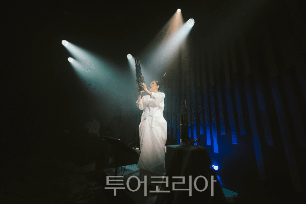 생황 연주자 김효영의 ‘숨☓굿’ 공연 모습