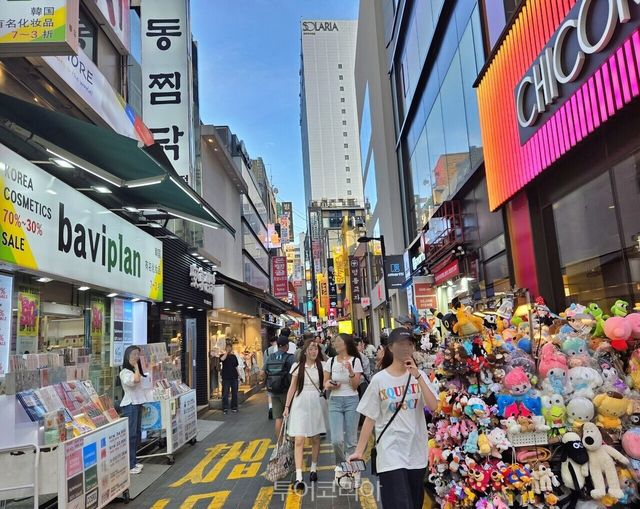 외국인 관광객으로 북적이는 명동 /사진-투어코리아