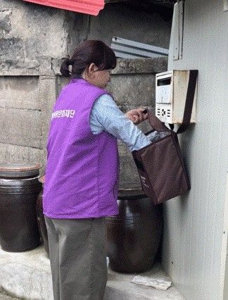 지역의 어려운 가정에 행복도시락 배달/ 평창관광문화재단 제공