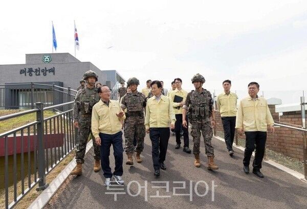 김덕현 연천군수가 통일부장관 등 관계기관 함동 암진강 수해방지시설을 점검했다/투어코리아뉴스 정명달 기자