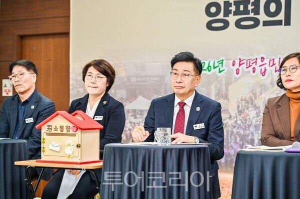 전진선 군수가 소통한마당에서 군민과 소통하고 있다/투어코리아뉴스 김경남 기자