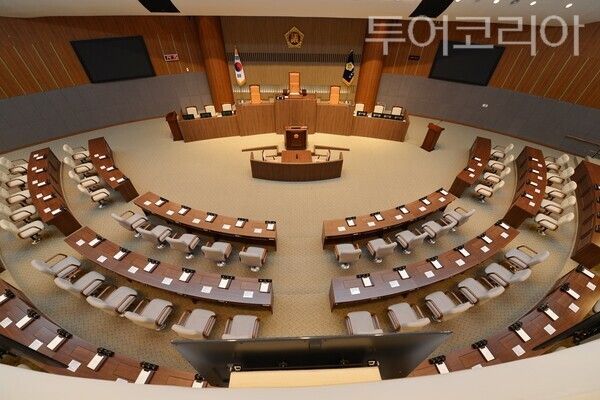 ▲충남도의회가 1~3일까지 제369회 임시회를 열고, 향후 2년간 의회를 이끌 새 지도부 선출에 돌입한다(본회의장 전경). /사진-충남도의회
