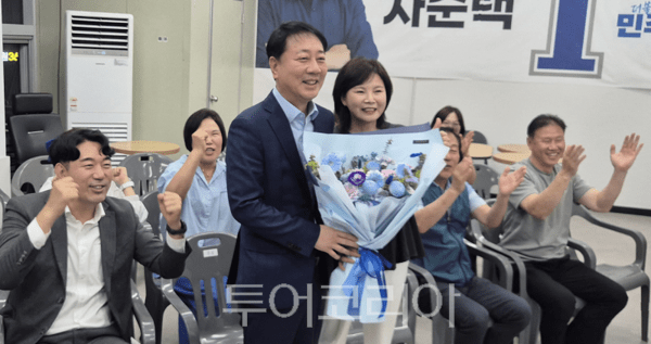 차준택 부평구청장 당선인이 당선이 확정된 직후 승리를 축하하고 있다.