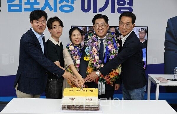 제9회 전국동시지방선거 김포시장 선거에서 더불어민주당 이기형 김포시장 당선인이 당선을 축하하고 있다.