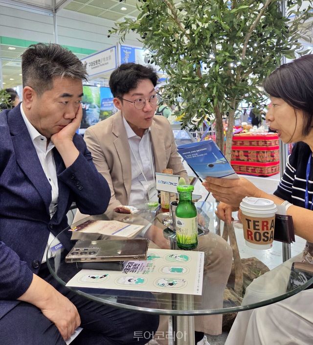 엘알 이스라엘항공의 한국 GSA를 맡은&nbsp; PAA 구보경 상무와 민경삼 부장이 관광전을 찾은 여행사 관계자와 상담을 진행했다. / 사진-투어코리아