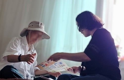 ▲&nbsp;폭염 대응 건강수칙을 안내받고 있는 어르신 / 남양주시 제공&nbsp;