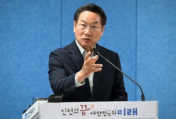 유정복 인천시장이 7일 오후 인천시청 브리핑룸에서 기자회견을 열고 지난 3일 치러진 지방선거에서 발생한 투표용지 부족 사태와 관련해 국정조사와 특별검사(특검) 도입을 요구하며 강력한 선거 개혁을 촉구하고 있다.