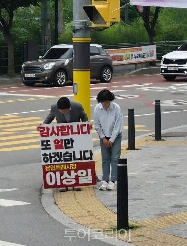 주민에게 인사하는 이상일 시장 부부/투어코리아뉴스 정명달 기자