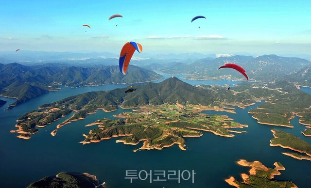 &nbsp;청풍호의 절경을 한눈에 내려다 볼 수 있는 청풍면 비봉산 활공장에서 즐기는 패러글라이딩/ 사진=제천시