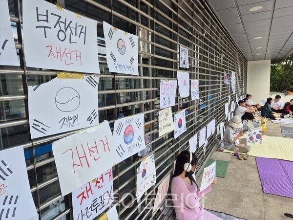 서울 송파구 잠실 개표소(올림픽공원 핸드볼경기장) 출입구에 붙어있는 손글씨 팻말들./사진-투어코리아 김교환 기자