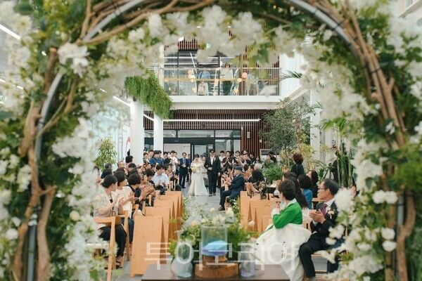 지난 7일 울산정원지원센터에서 권혁민·이보경 씨 커플이 예식을 올리며 울산시의 소규모 결혼식 지원사업 '유:온(U:ON) 결혼(웨딩)' 1호 부부로 이름을 남겼다./사진-울산시