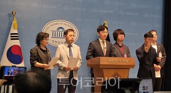 국민의힘 박충권 의원과 (사)사실과 과학 네트워크 등 원자력을 지지하는 시민사회 일동이 9일 오전 여의도 국회 소통관에서 기자회견을 열고 대한민국 원자력 산업의 생태계를 파괴하고 국가 경제에 막대한 손실을 끼쳤던 인물이 원전 공기업의 최고 의사결정 기구 진입을 시도하고 있다라며 이재명 정부를 향해 관련 선임 절차를 즉각 중단하고 철회할 것을 촉구하고 있다.&nbsp;2026.06.09. / 투어코리아 이창호 기자