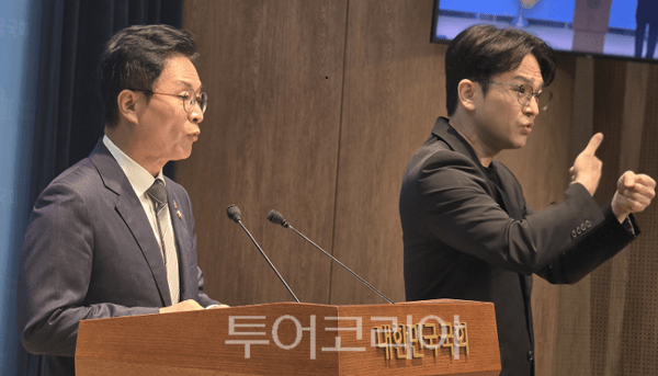 더불어민주당 정진욱 의원이 9일 오전 여의도 국회 소통관에서 기자회견을 열고 중앙선거관리위원회 개혁을 위한 '원포인트 개헌'을 제안하고 있다.&nbsp;2026.06.09. / 투어코리아 이창호 기자
