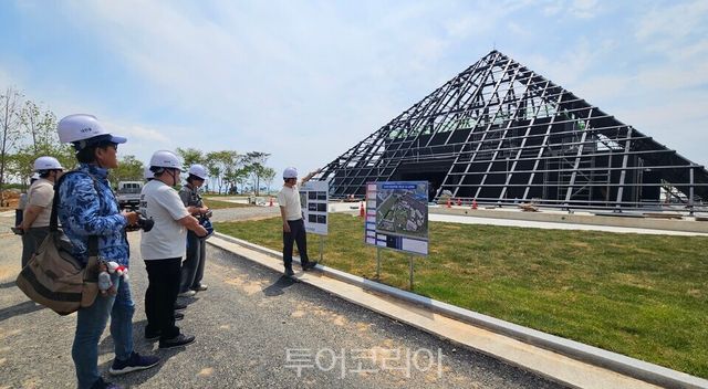 조직위 시설 팀장이&nbsp; 행사장 메인&nbsp; 주제섬&nbsp; 앞에서 주행사장&nbsp; 조성 상황을&nbsp; 설명하고 있다./사진=유경훈 기자