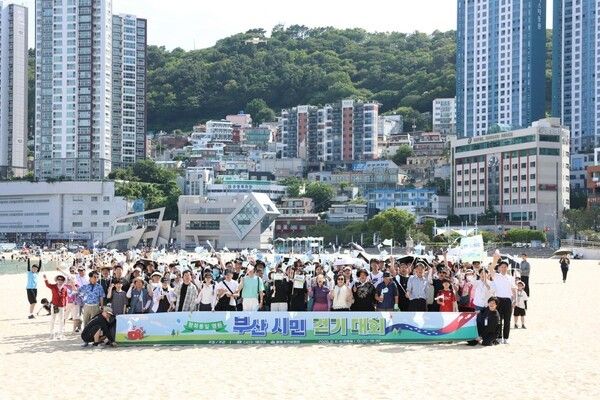 '평화통일 염원, 부산 시민 걷기대회'가 지난 6일 부산 송도해수욕장에서 열린 가운데 참가자들이 기념촬영을 하고 있다. (사진제공=동행 추진위원회)
