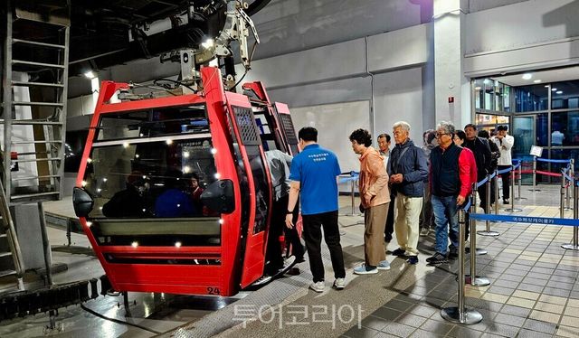여수 밤바다를 구경하기 위해 해상케이블카에 오르는 관광객들 /사진=유경훈 기자