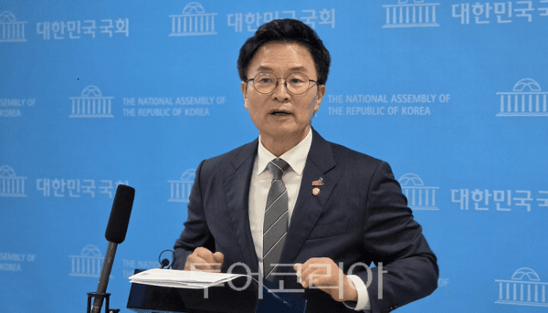 더불어민주당 정진욱 의원이 9일 오전 여의도 국회 소통관에서 기자회견을 마무리하고 취재진의 질문에 답하고 있다.&nbsp;2026.06.09. / 투어코리아 이창호 기자