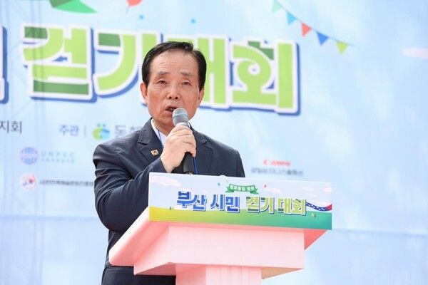 '평화통일 염원, 부산 시민 걷기대회'가 지난 6일 부산 송도해수욕장에서 열린 가운데 사단법인 3.1동지회 윤광운 회장이 기념사를 하고 있다. (사진제공=동행 추진위원회)