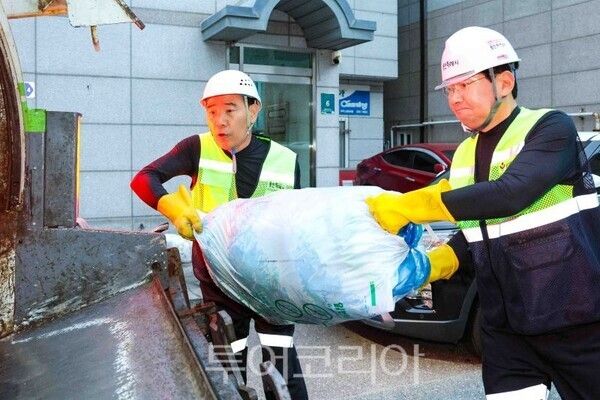 이상일 시장이 1일 첫 일정으로 환경미화원과 함께 했다/투어코리아뉴스 정명달 사진=정명달 기자